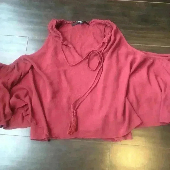 🌸3/$30🌸GUESS | Mauve bohemian cold shoulder top - Picture 5 of 10